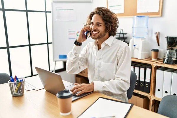 Jovem Empresário Hispânico Sorrindo Feliz Falando Smartphone Escritório — Fotografia de Stock