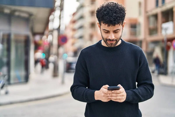 Hombre Árabe Joven Sonriendo Confiado Usando Teléfono Inteligente Calle —  Fotos de Stock