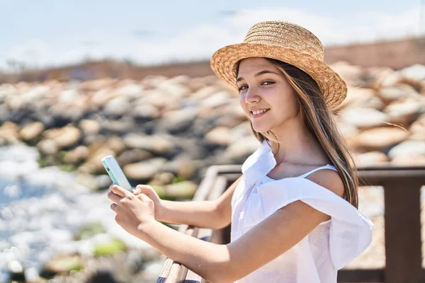 Chica Adorable Turista Sonriendo Confiado Usando Teléfono Inteligente Playa —  Fotos de Stock