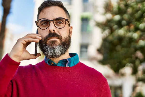 Jonge Spaanse Uitvoerende Man Met Serieuze Uitdrukking Praten Smartphone Stad — Stockfoto