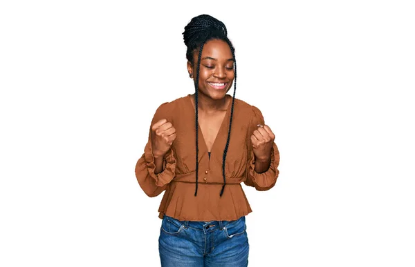 Mujer Afroamericana Joven Vistiendo Ropa Casual Emocionada Por Éxito Con — Foto de Stock