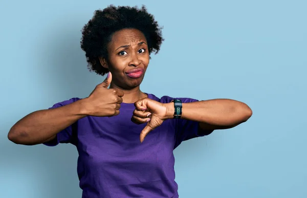 Africká Američanka Afro Vlasy Sobě Nenucené Purpurové Tričko Dělá Palce — Stock fotografie