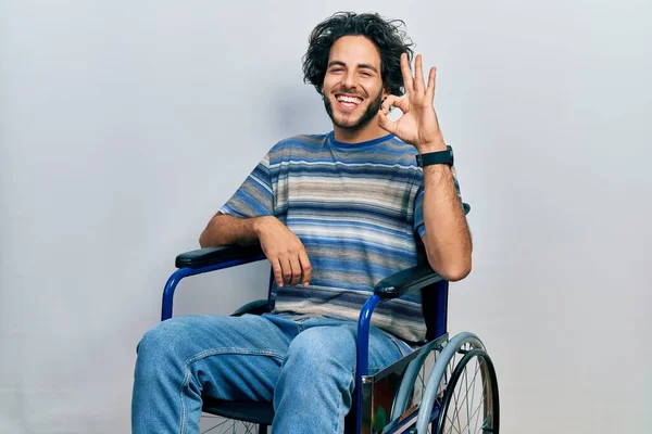 Tekerlekli Sandalyede Oturan Yakışıklı Spanyol Adam Olumlu Gülümsüyor Parmaklarıyla Tamam — Stok fotoğraf