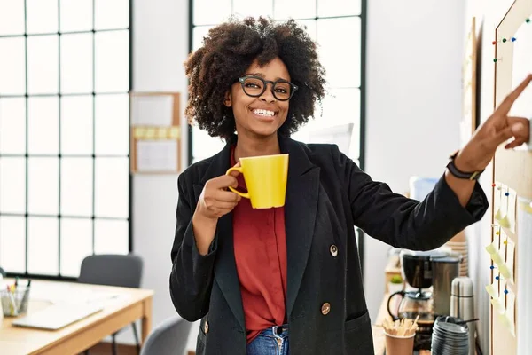 Jovem Afro Americana Sorrindo Confiante Beber Café Escritório — Fotografia de Stock