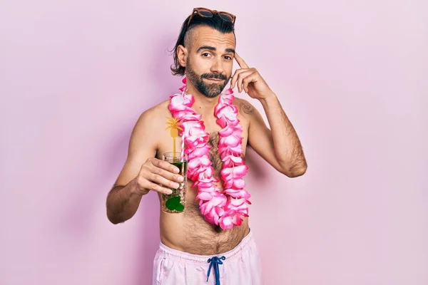Young Hispanic Man Wearing Swimsuit Hawaiian Lei Drinking Tropical Cocktail — Stock Photo, Image