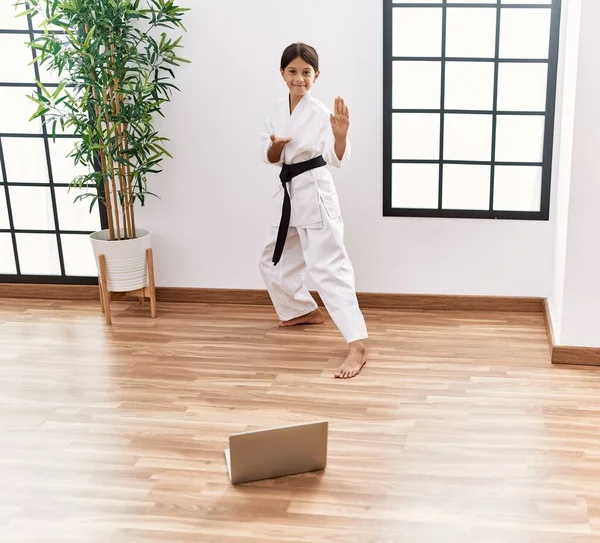 Jovem Hispânica Fazendo Artes Marciais Olhando Tutorial Estúdio Treinamento — Fotografia de Stock