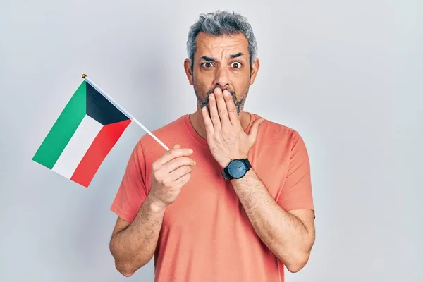 Hezký Muž Středního Věku Šedivými Vlasy Držící Kuvajtskou Vlajku Ústech — Stock fotografie