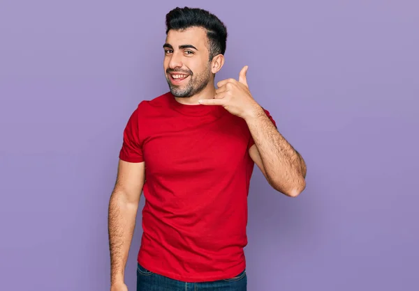 Spaanstalige Man Met Baard Casual Rood Shirt Glimlachend Telefoongebaar Makend — Stockfoto