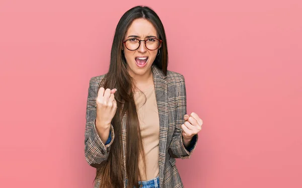 Jovencita Hispana Vestida Con Ropa Negocios Gafas Enfadada Loca Levantando — Foto de Stock