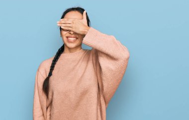 Gündelik kıyafetler ve gözlük takan genç İspanyol kız. Gülümsüyor ve gülümsüyor. Gözlerini şaşkınlıkla kapatıyor. kör kavram. 