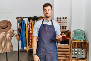 Perakende mağazasında müdür olarak çalışan yakışıklı genç adam gülümseyip yan tarafa bakıyor ve düşünüyor.. 