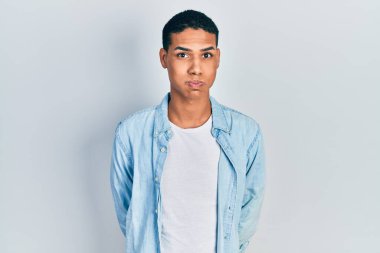 Sıradan kıyafetler giyen, komik yüzlü, yanak şişiren Afro-Amerikan bir genç. Havayla şişmiş ağız, çılgın bir ifade.. 