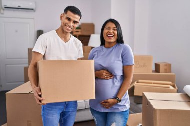 Genç İspanyol çift yeni bir eve taşınmayı bekliyor. Gülmekten kahkahalarla gülüyorlar. Çünkü komik, çılgınca bir şaka.. 