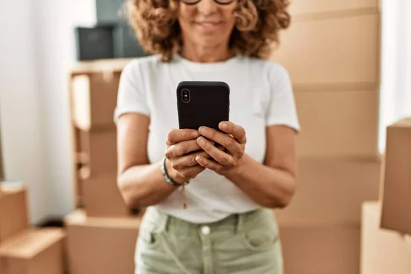 Μέση Ηλικία Ισπανόφωνη Γυναίκα Χαμογελά Αυτοπεποίθηση Χρησιμοποιώντας Smartphone Στο Νέο — Φωτογραφία Αρχείου