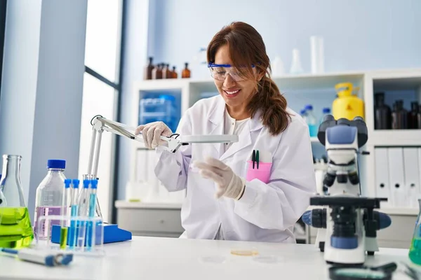 Jovem Latina Vestindo Uniforme Cientista Usando Lupa Laboratório — Fotografia de Stock