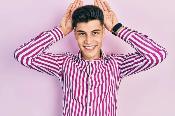Mladý Hispánec Oblečený Neformálního Oblečení Dělá Gesto Králičích Uší Dlaněmi — Stock fotografie