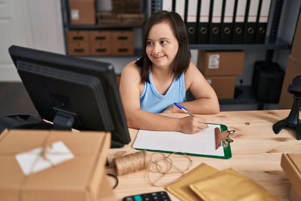 Sendromlu Kadın Ecommerce Işçisi Ofiste Evrak Işleriyle Uğraşıyor — Stok fotoğraf