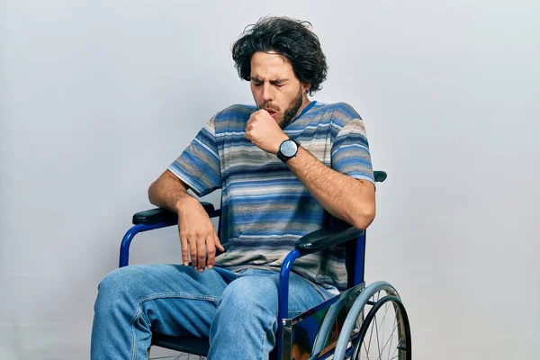 Tekerlekli Sandalyede Oturan Yakışıklı Spanyol Adam Kendini Iyi Hissetmiyor Soğuk — Stok fotoğraf