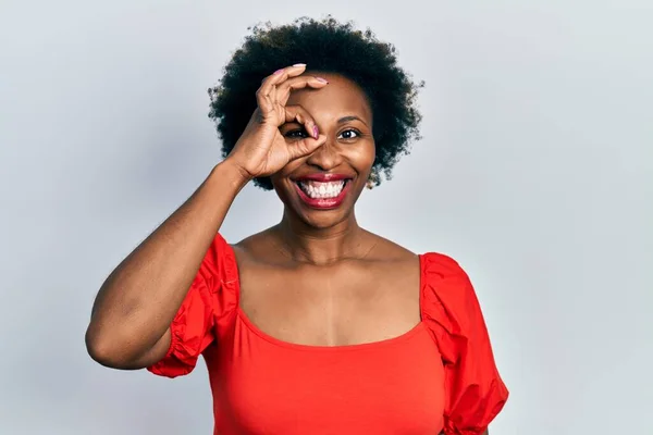Молода Афроамериканська Жінка Повсякденному Одязі Яка Добре Жестикулює Усміхаючись Рукою — стокове фото