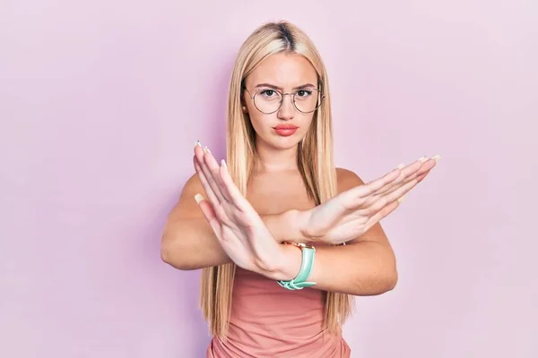Ung Blond Flicka Bär Casual Kläder Avvisande Uttryck Korsar Armar — Stockfoto
