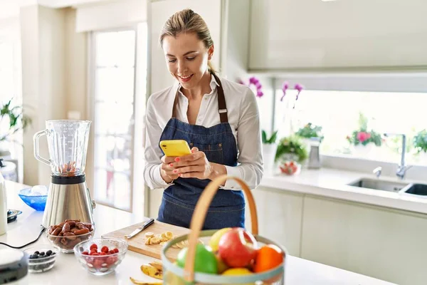 Junge Blonde Frau Schneidet Mit Smartphone Banane Küche — Stockfoto