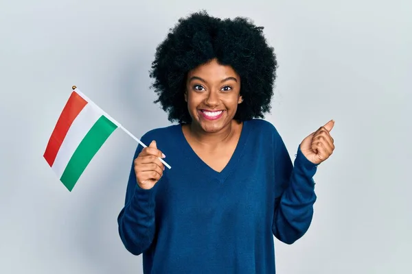 Молодая Африканская Американка Венгерским Флагом Гордится Празднует Победу Успех Взволнован — стоковое фото