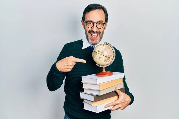 Homem Hispânico Meia Idade Formado Geografia Sorrindo Feliz Apontando Com — Fotografia de Stock