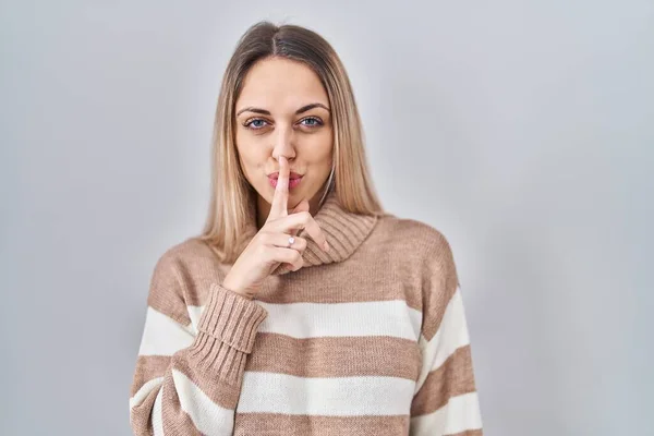 Giovane Donna Bionda Che Indossa Maglione Collo Alto Sfondo Isolato — Foto Stock