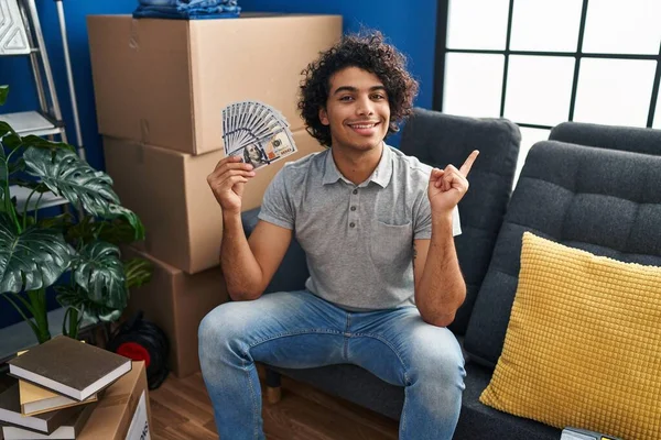 Homem Hispânico Com Cabelo Encaracolado Movendo Para Uma Nova Casa — Fotografia de Stock
