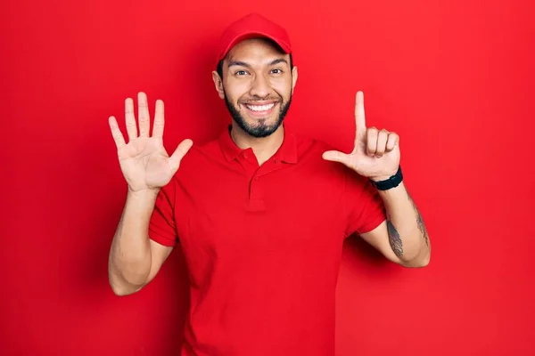 Hispanic Mann Mit Bart Trägt Lieferung Uniform Und Mütze Zeigt — Stockfoto