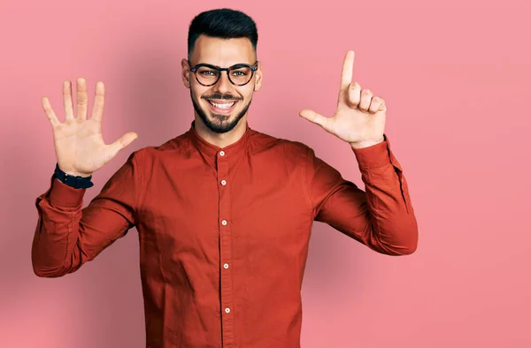 Jovem Hispânico Com Barba Vestindo Camisa Negócios Óculos Mostrando Apontando — Fotografia de Stock