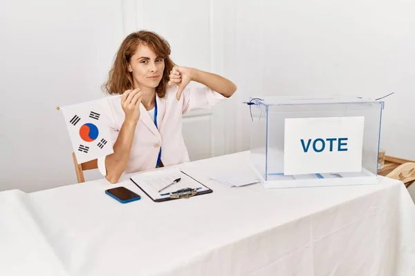 Mulher Caucasiana Bonita Eleição Campanha Política Segurando Bandeira Sul Coreana — Fotografia de Stock