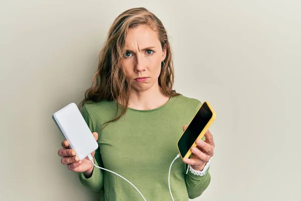Genç Sarışın Kadın Akıllı Telefonları Kuşkucu Gergin Şarj Ediyor Sorun — Stok fotoğraf