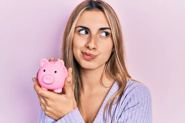 Mulher Hispânica Bonita Segurando Banco Porquinho Sorrindo Olhando Para Lado — Fotografia de Stock