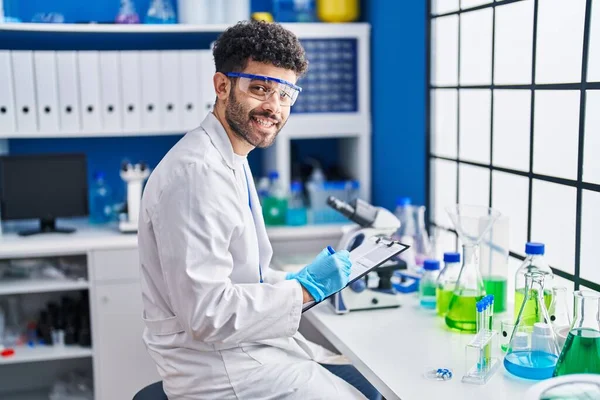 Jonge Arabier Man Draagt Wetenschapper Uniform Schrijven Klembord Het Laboratorium — Stockfoto