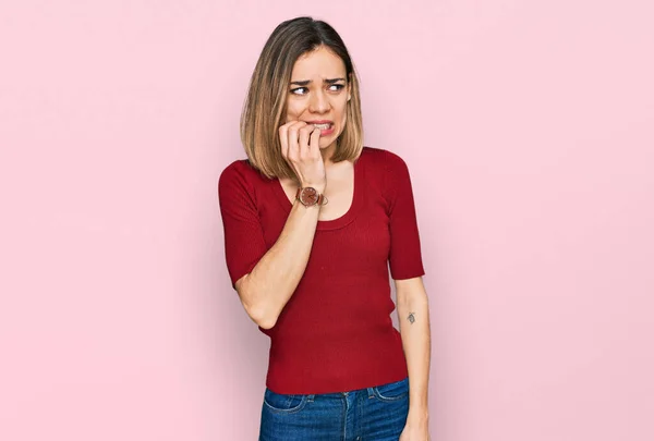 Ung Blond Flicka Bär Casual Kläder Ser Stressad Och Nervös — Stockfoto