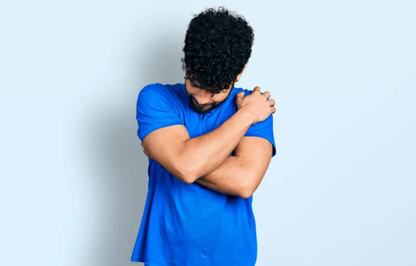 Νεαρός Άραβας Μούσι Που Φοράει Μπλε Μπλουζάκι Αγκαλιάζοντας Τον Εαυτό — Φωτογραφία Αρχείου
