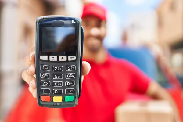 Ung Latinamerikansk Man Kurir Håller Paket Och Data Telefon Gatan — Stockfoto