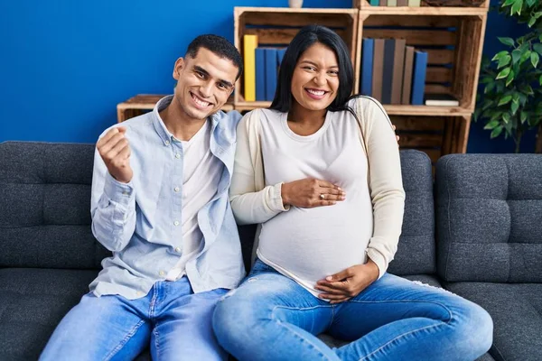 Jong Spaans Echtpaar Verwacht Een Baby Zitten Bank Thuis Schreeuwen — Stockfoto