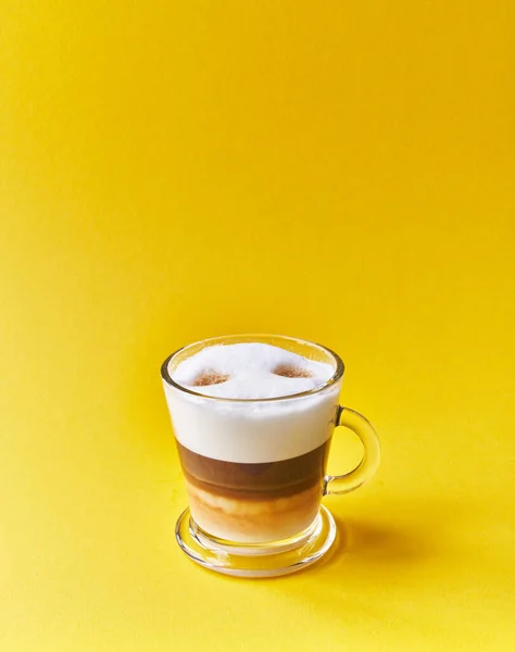 Uma Xícara Café Cappuccino Sobre Fundo Amarelo — Fotografia de Stock