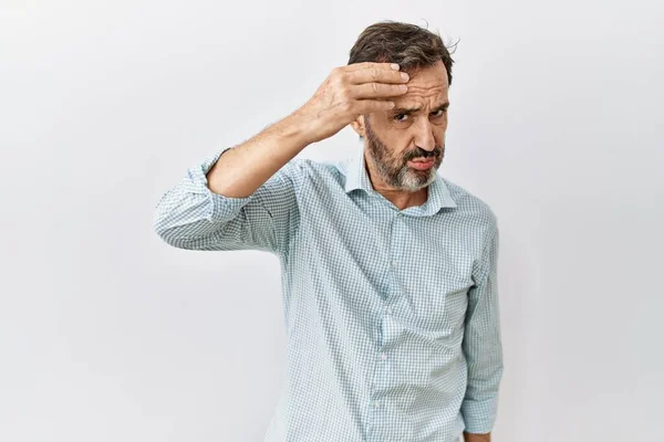 Uomo Ispanico Mezza Età Con Barba Piedi Sfondo Isolato Preoccupato — Foto Stock