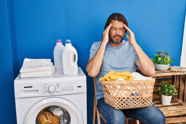 Snygg Medelålders Man Väntar Tvätt Med Hand Huvudet För Smärta — Stockfoto