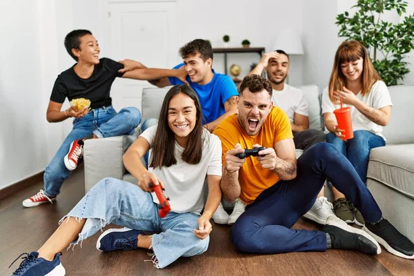 Groep Van Jonge Vrienden Glimlachen Gelukkig Spelen Videospel Thuis — Stockfoto