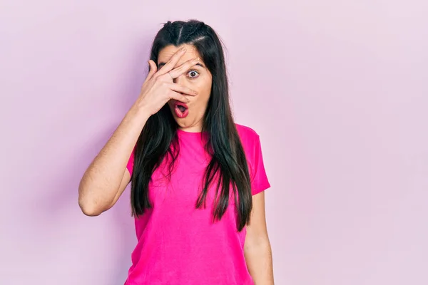 Joven Chica Hispana Vistiendo Una Camiseta Rosa Casual Asomándose Shock — Foto de Stock