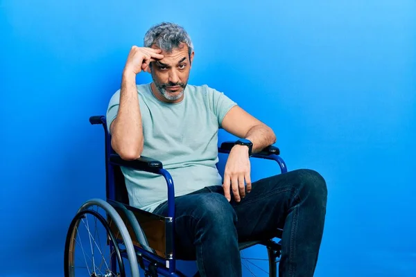 Tekerlekli Sandalyede Oturan Yakışıklı Orta Yaşlı Endişeli Stresli Bir Adam — Stok fotoğraf