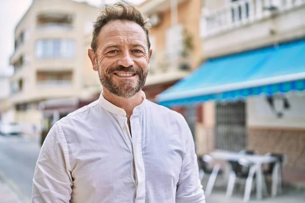 Uomo Mezza Età Sorridente Fiducioso Alla Città — Foto Stock