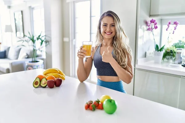 Junge Kaukasische Fitness Frau Sportbekleidung Die Gesunden Orangensaft Trinkt Glücklich — Stockfoto