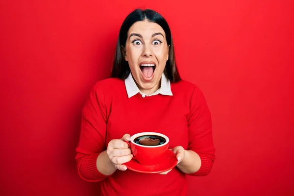 Mujer Hispana Joven Bebiendo Una Taza Café Celebrando Loco Sorprendido — Foto de Stock