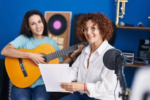 Müzik Stüdyosunda Klasik Gitar Dersi Alan Iki Kadın Müzisyen — Stok fotoğraf