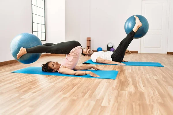 Volwassen Latijns Amerikaanse Echtpaar Doen Oefeningen Stretching Yoga Kamer Twee — Stockfoto